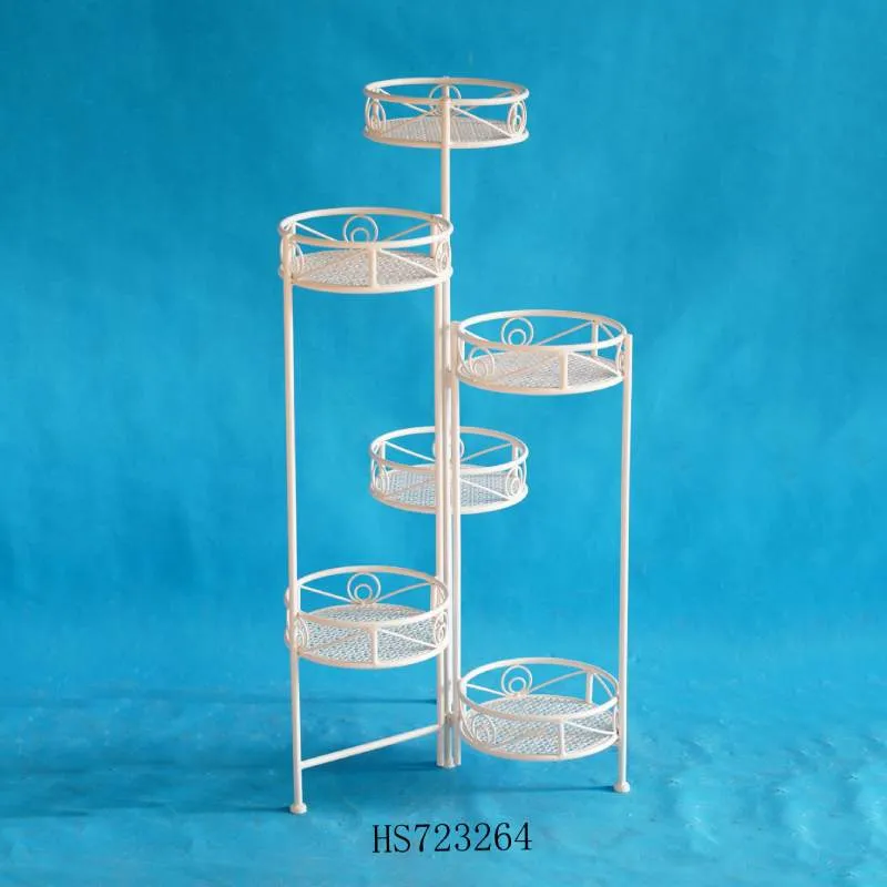 Korkea metallinen kukkaruukku